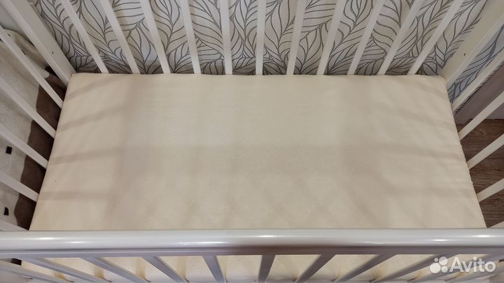 Детская кроватка с продольным маятником