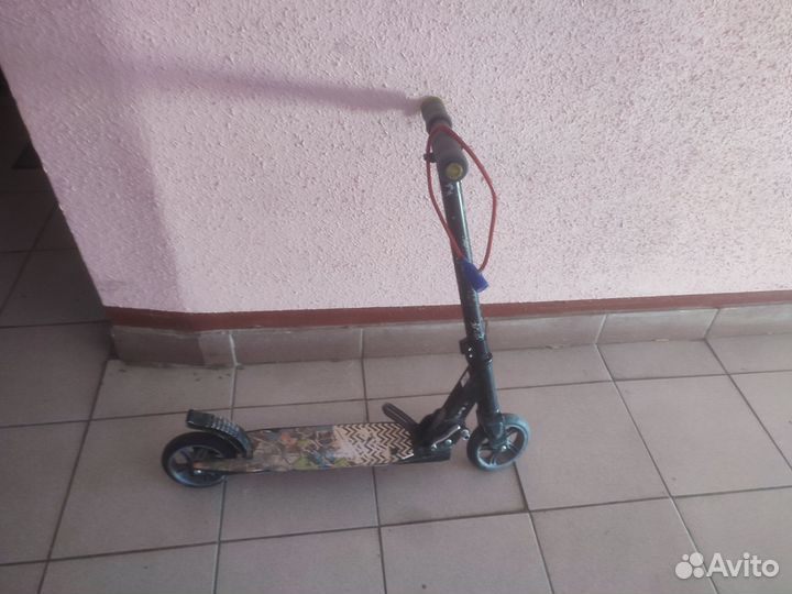 Два самоката в плохом состоянии