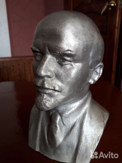Бюст в.и.ленина
