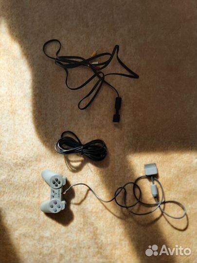 Пульт от игровой приставки PlayStation и провода