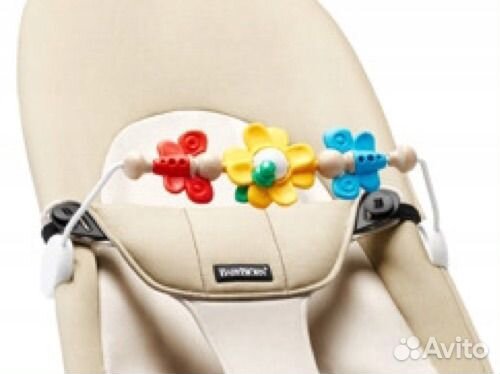 Шезлонг babybjorn с игрушкой