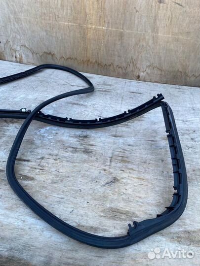 Уплотнительная резинка задней правой двери Audi A6