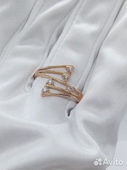 Золотое кольцо с фианитом 21р