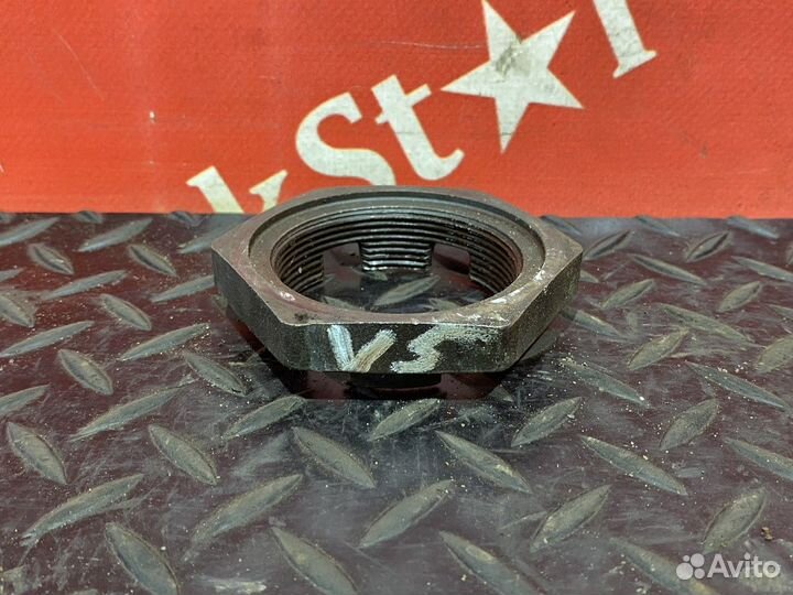 Гайка ступицы передней