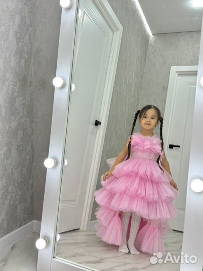 Много шикарных платьев