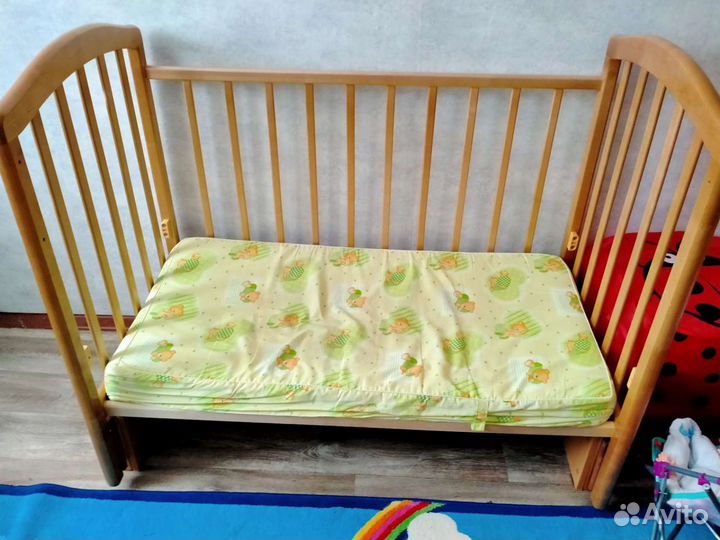 Детская кроватка с продольным маятником