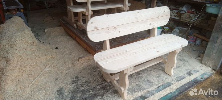 Деревянные столы и лавки