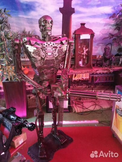 Скульптура киборга для селфи