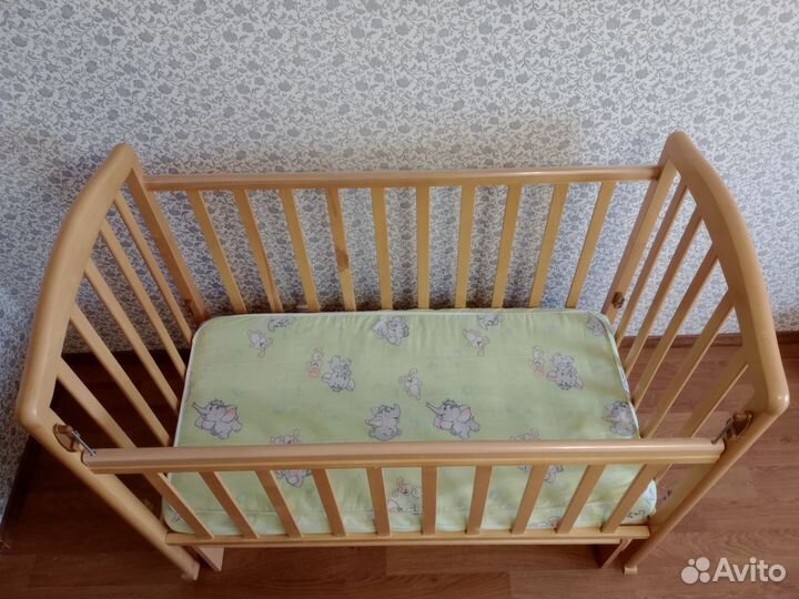 Детская кроватка с продольным маятником