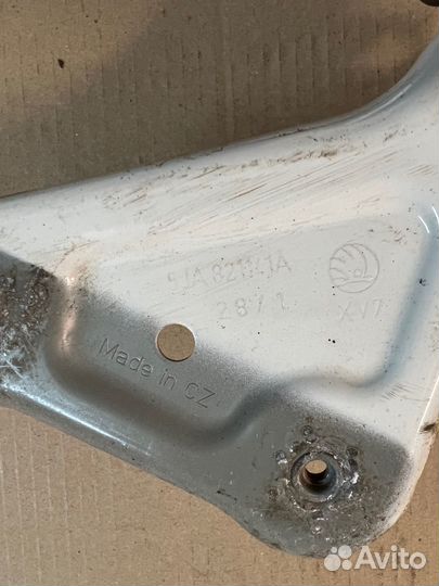 Кронштейн переднего левого крыла Skoda Rapid