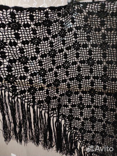 Шаль черная с кистями платок