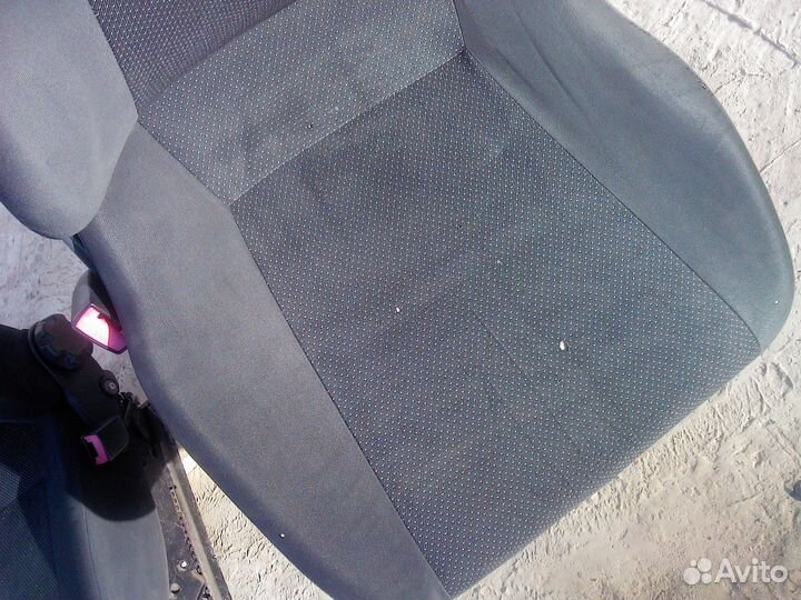 Сиденья Нива шевроле бертон передние,с дефектами