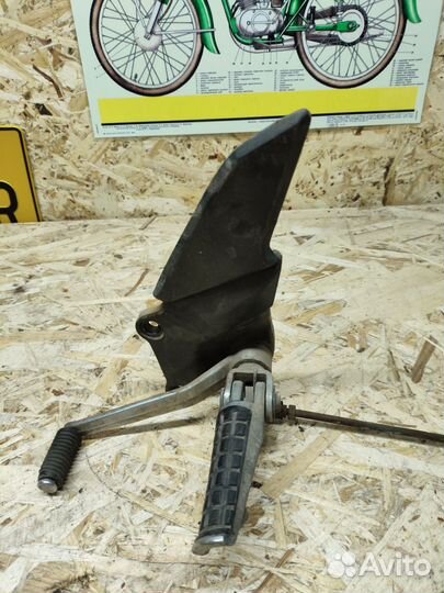 Кронштейн водителя левый Kawasaki zzr 400/600-1