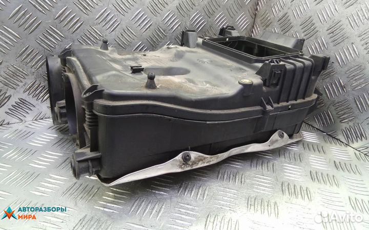 Корпус воздушного фильтра Mercedes-Benz C-Класс