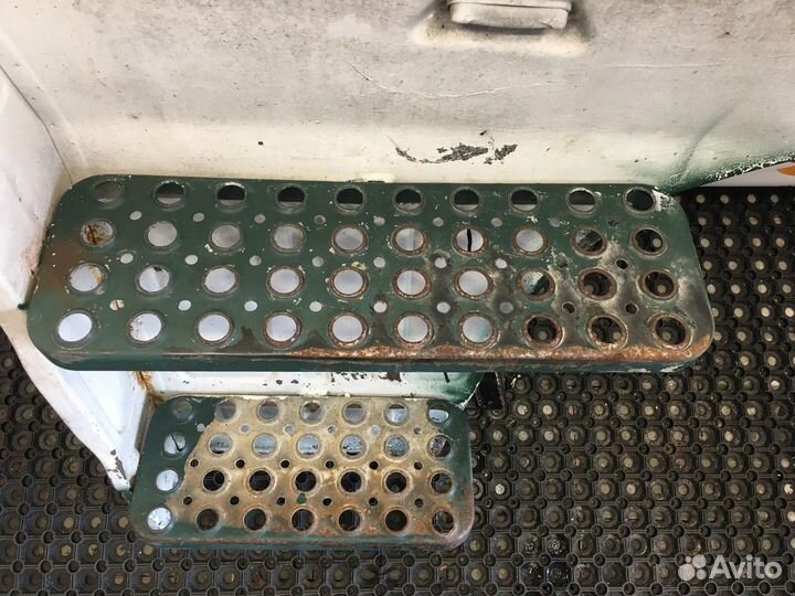 Корпус подножки левый Scania 3-series