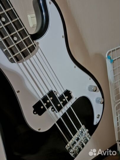 Бас гитара с комбиком и чехлом