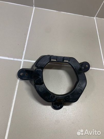 Кронштейн противотуманной фары левый Toyota Land