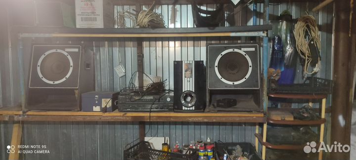 Колонки и два уселителя