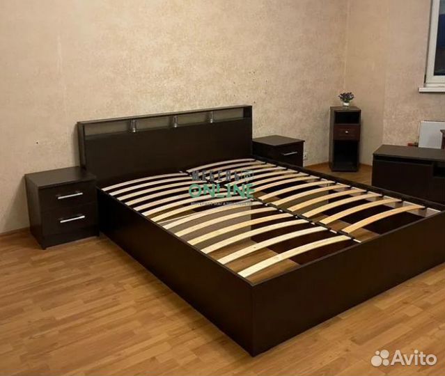 Кровать двуспальная с матрасом