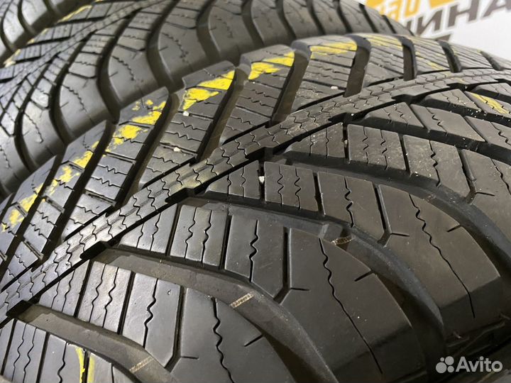 Goodyear Vector 4Seasons 215/60 R17