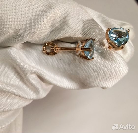 Золотые серьги с камнем