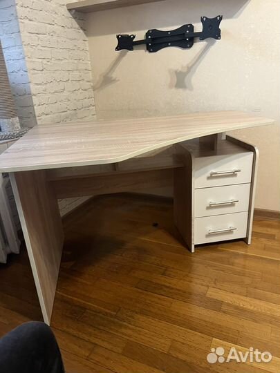 Письменный стол с выдвижными ящиками