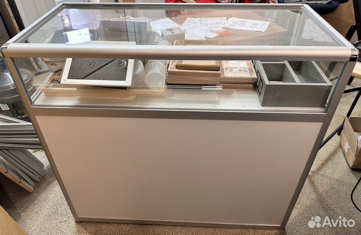 Стеклянный шкаф витрина