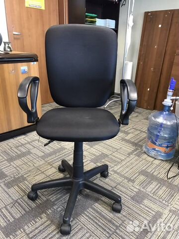 Черный офисный стул простой