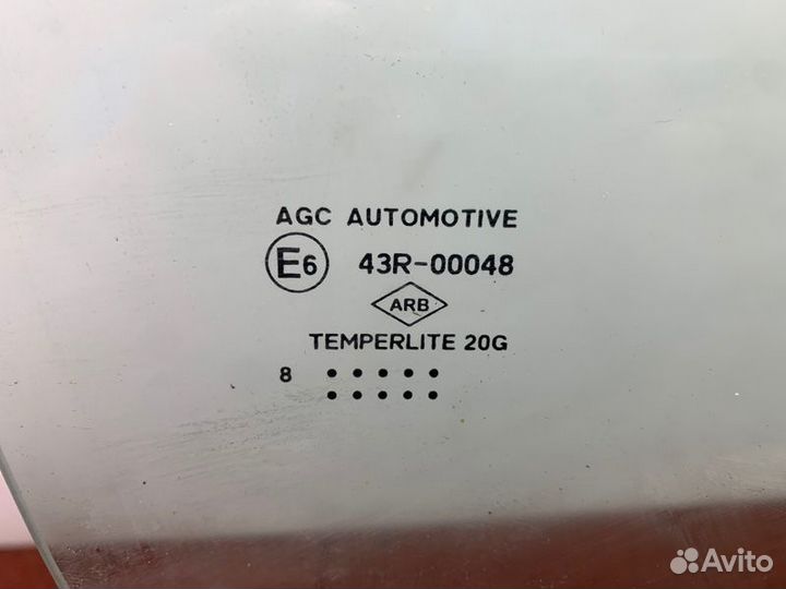 Боковое отпускное стекло переднее правое Renault