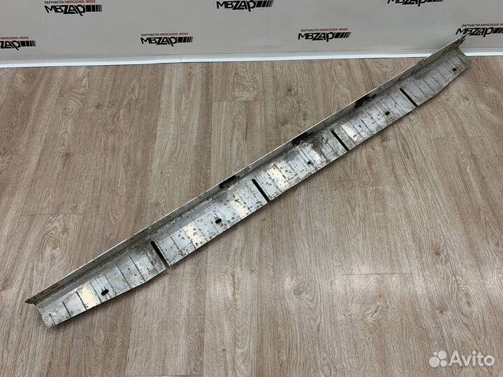 Кронштейн подножки правый Mercedes W164 ML 164