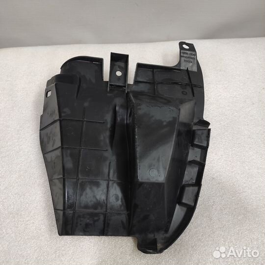 Подкрылок заднего бампера правый Toyota Auris E150