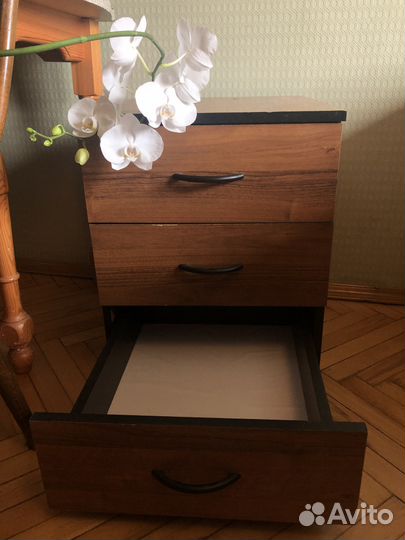 Тумбочка высота 57 см, ширина 44 см, глубина 49 см