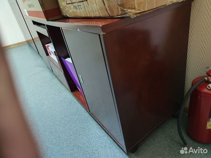 Офисный шкаф для документов из красного дерева