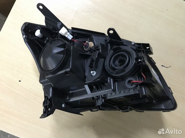 Фара левая Toyota Avensis T25 2006-2009