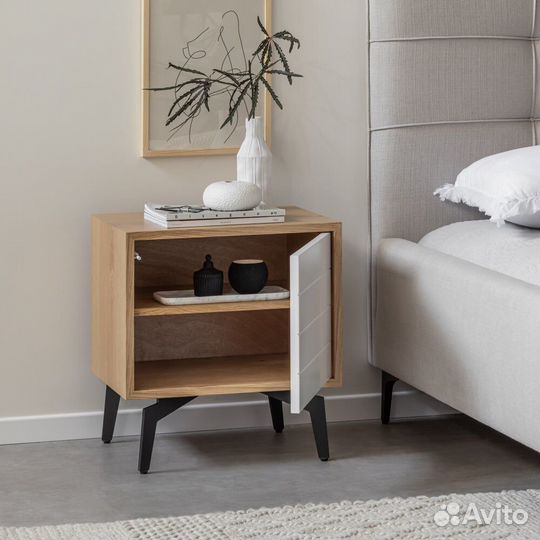 Деревянная тумбочка