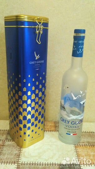 Подарочная коробка с пустой бутылкой от спиртного