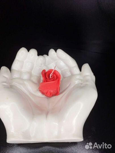 Восковые свечи в подсвечниках