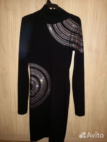 Красивое платье с необычным принтом