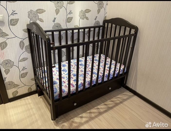 Детская кроватка с маятником