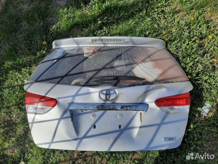 Крышка багажника на Toyota Wish 2009 года