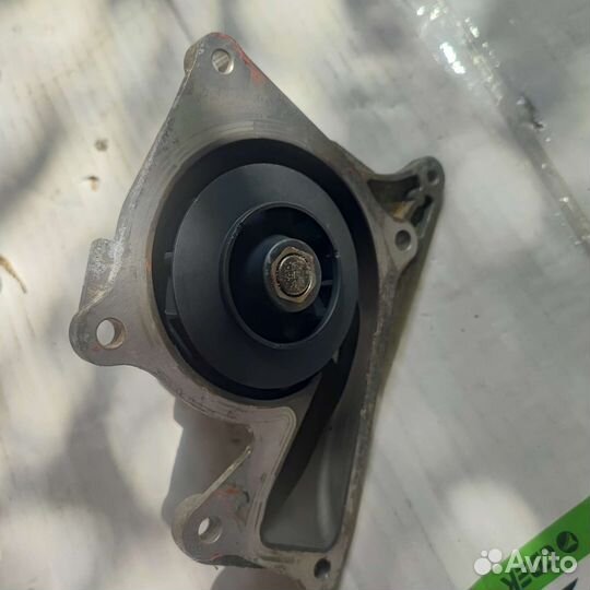 Помпа на двигатель k9k Renault