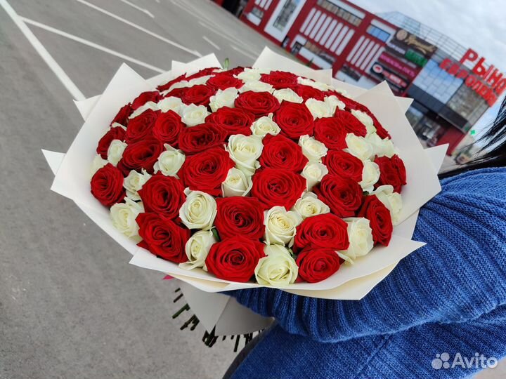 Красно-белый букет из 101 розы