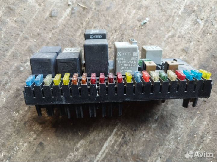 Блок предохранителей Audi 100 С3 445 1986