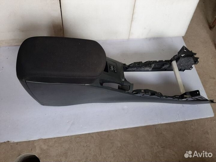 Консоль между сидений Toyota Rav4