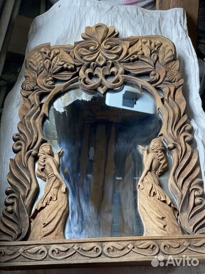 Зеркало в резной деревянной раме