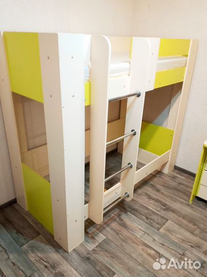 Детская двухъярусная кровать с лестницей