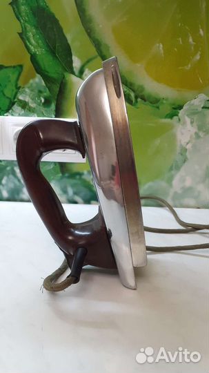 Раритетный утюг 1961 года