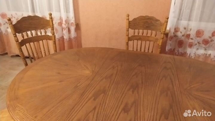 Стол и дубовые стулья