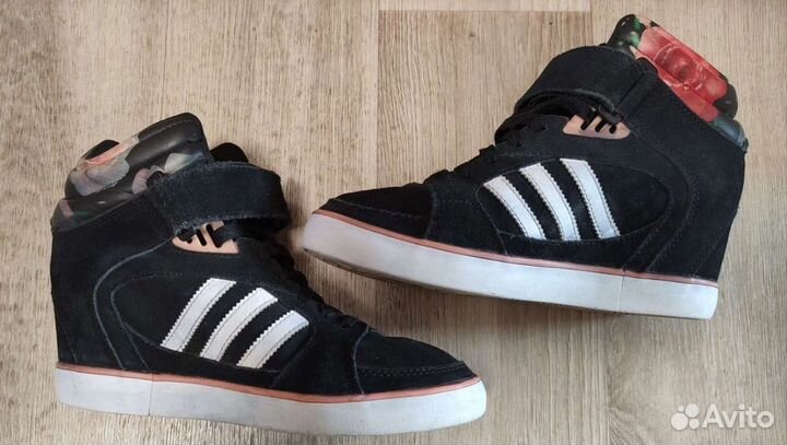 Кроссовки на танкетке Adidas Amberlight