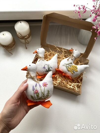 Гусь с вышивкой интерьерная игрушка